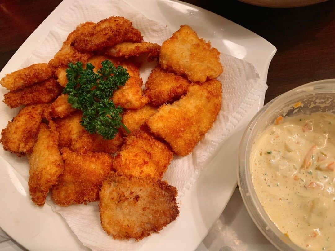 道重さゆみさんのインスタグラム写真 - (道重さゆみInstagram)「地元山口県でのご飯☺️  ①おばあちゃんの畑で採れたお野菜のお鍋🍲水菜シャキシャキ！美味しかったなぁ〜  ②おばあちゃんが作ってくれたお魚の料理🐟  ③山口に帰ったら絶対といっていいほど毎回行くお店✨ お店の名前変わっちゃったけど小さい頃からしょっちゅう行ってた思い出のご飯屋さん！貝汁が美味しすぎたー！  ④お母さんのお友達のお家でのパエリアパーティー  ⑤ヒレ肉  ⑥お魚のフライとタルタル  ⑦お母さんのお友達のおうちに買って行ったケーキ🍰  ⑧空港やかまぼこ屋さんで買った山口の自分へのお土産✨  ⑨こちらもお土産🐡  満足❣️💞」12月6日 19時18分 - sayumimichishige0713