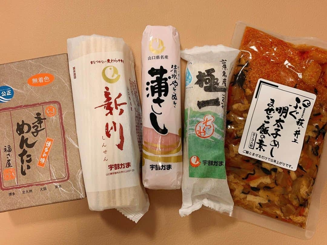 道重さゆみさんのインスタグラム写真 - (道重さゆみInstagram)「地元山口県でのご飯☺️  ①おばあちゃんの畑で採れたお野菜のお鍋🍲水菜シャキシャキ！美味しかったなぁ〜  ②おばあちゃんが作ってくれたお魚の料理🐟  ③山口に帰ったら絶対といっていいほど毎回行くお店✨ お店の名前変わっちゃったけど小さい頃からしょっちゅう行ってた思い出のご飯屋さん！貝汁が美味しすぎたー！  ④お母さんのお友達のお家でのパエリアパーティー  ⑤ヒレ肉  ⑥お魚のフライとタルタル  ⑦お母さんのお友達のおうちに買って行ったケーキ🍰  ⑧空港やかまぼこ屋さんで買った山口の自分へのお土産✨  ⑨こちらもお土産🐡  満足❣️💞」12月6日 19時18分 - sayumimichishige0713