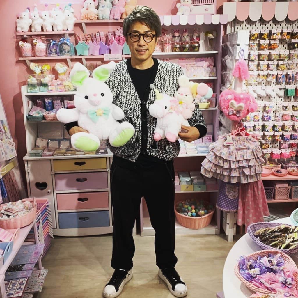 田村淳のインスタグラム：「ブリブリラブリー ユニコーン大好き長女 うさぎに興味を持ち始めた次女 良いお土産ができました^_^  全てハンドメイド！！！  ani♡R #あにあーる #数年前なら足を踏み入れてないショップ #お店に入るとかわいいを連呼してしまう #ユニコーンってなんでこんな人気なの？ #私服がピンク多めになってきたら誰か注意して」