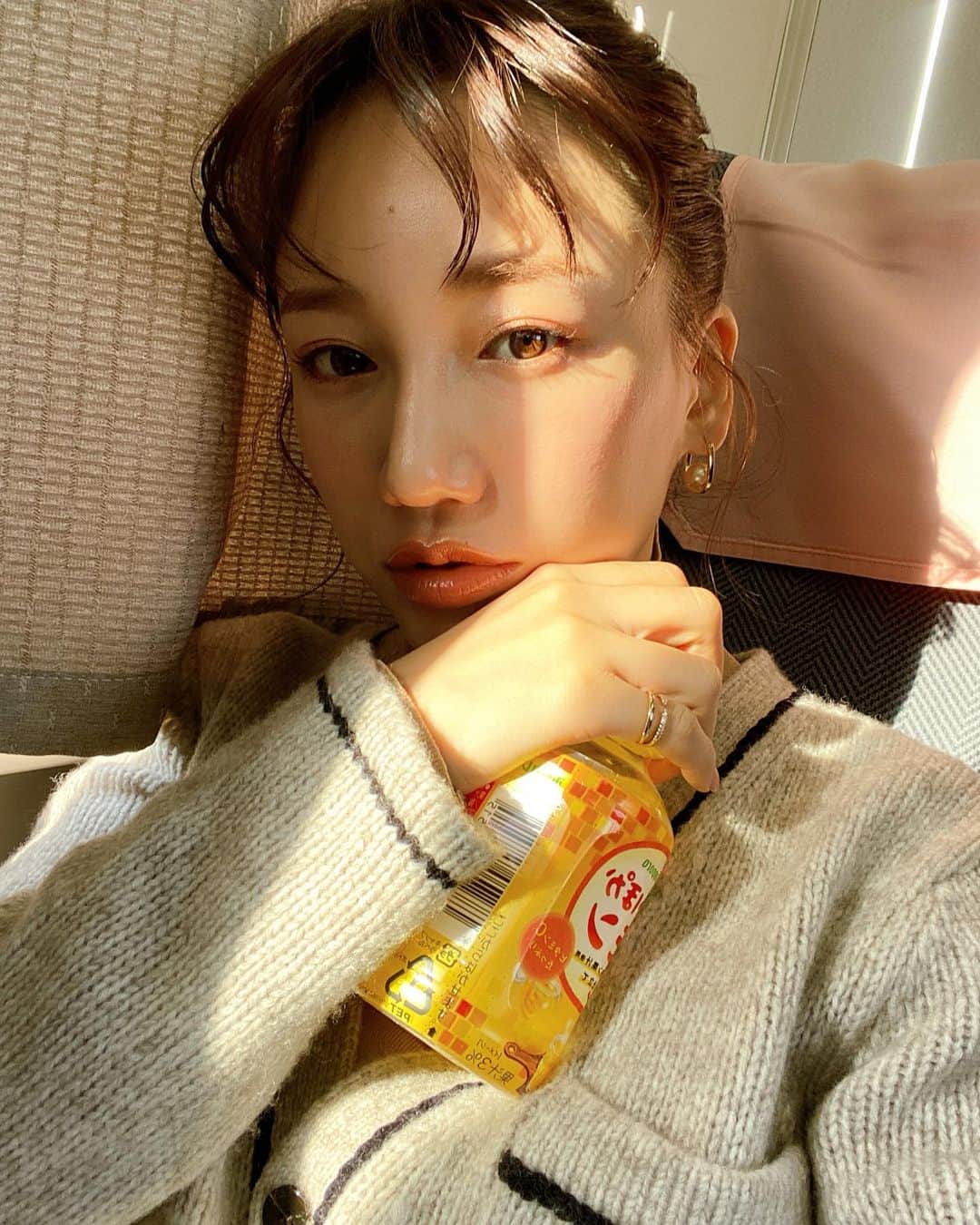 森川侑美のインスタグラム：「🌚 電車や飛行機って自分がカーテン閉めてても 前や横からの光が眩しいですよね🪟あるある~ あまり気にせず当たってますが.. 味方につけちゃうと良い感じの照明代わりでありがとうございますの日🪧🪧☺️🪄  #艶メイク#ラロッシュポゼ#クッションファンデ#使ってます#前髪パーマ#セルフ#26mmコテ#使ってます #ホッカイロ#ホットドリンク#使ってます  #今日もお疲れ様でした#🍵」