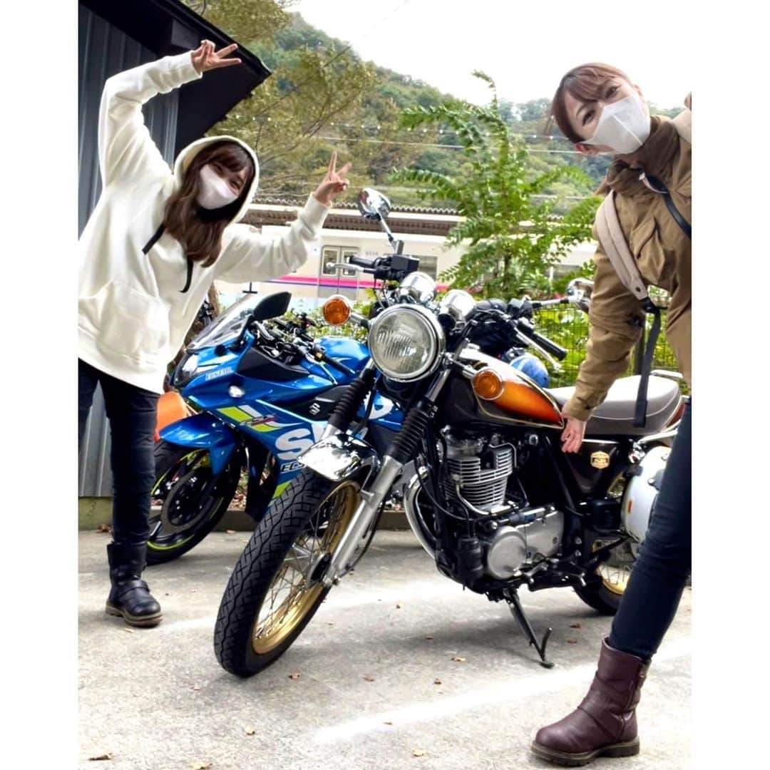 滝菜月のインスタグラム：「前のツーリングの続き🏍 2枚目、アッキーとブーツがそっくり!! 女性のライダーウェアはあまり多くないから 特にブーツは被りがちだけど、嬉しい偶然☺️✌️ ⁡ 今日ヒルナンデスで紹介した ツーリングにぴったりな防水防寒ジャケット買って 冬場も楽しむぞ〜🏍 ⁡ #バイク　#ツーリング　#バイクツーリング #独ヲタアッキー #バイクのある風景」