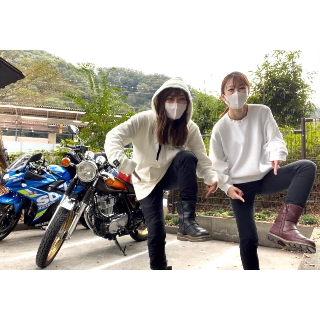 滝菜月さんのインスタグラム写真 - (滝菜月Instagram)「前のツーリングの続き🏍 2枚目、アッキーとブーツがそっくり!! 女性のライダーウェアはあまり多くないから 特にブーツは被りがちだけど、嬉しい偶然☺️✌️ ⁡ 今日ヒルナンデスで紹介した ツーリングにぴったりな防水防寒ジャケット買って 冬場も楽しむぞ〜🏍 ⁡ #バイク　#ツーリング　#バイクツーリング #独ヲタアッキー #バイクのある風景」12月6日 19時38分 - taki_natsuki