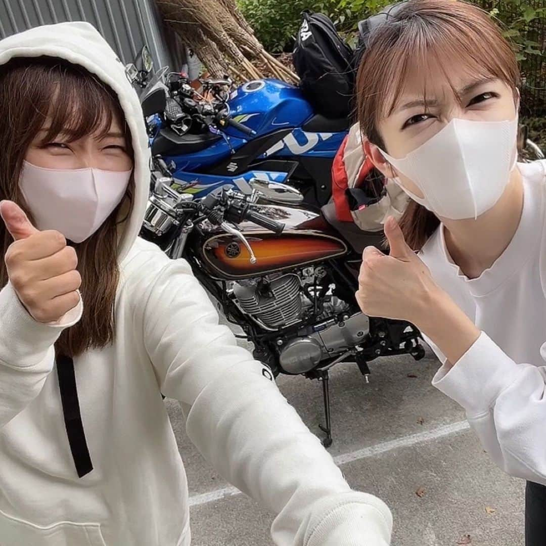 滝菜月さんのインスタグラム写真 - (滝菜月Instagram)「前のツーリングの続き🏍 2枚目、アッキーとブーツがそっくり!! 女性のライダーウェアはあまり多くないから 特にブーツは被りがちだけど、嬉しい偶然☺️✌️ ⁡ 今日ヒルナンデスで紹介した ツーリングにぴったりな防水防寒ジャケット買って 冬場も楽しむぞ〜🏍 ⁡ #バイク　#ツーリング　#バイクツーリング #独ヲタアッキー #バイクのある風景」12月6日 19時38分 - taki_natsuki