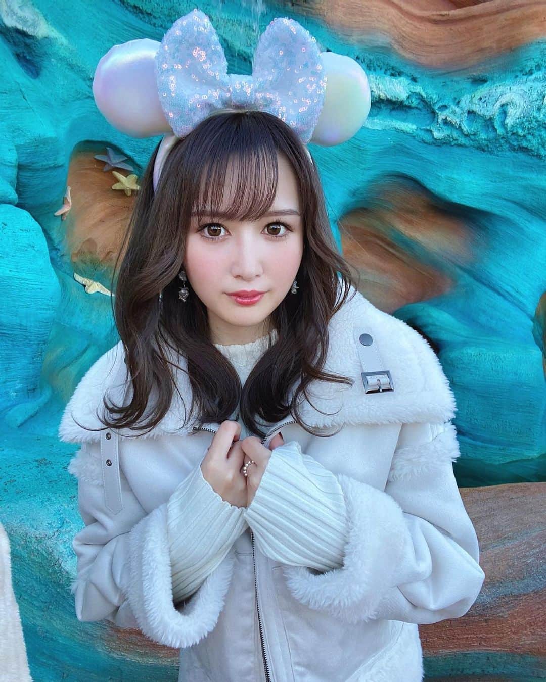 長沼まゆのインスタグラム：「今日で26歳になりました🎂🤍 いっぱいの方にお祝いして頂けて 本当に嬉しい‪☺︎‬ありがとうごさいます♡⃛ * *  #ディズニーシー  #クリスマスディズニー  #ディズニーカチューシャ  #ディズニーコーデ  #ディズニーシークリスマス #snidel  #スナイデル」