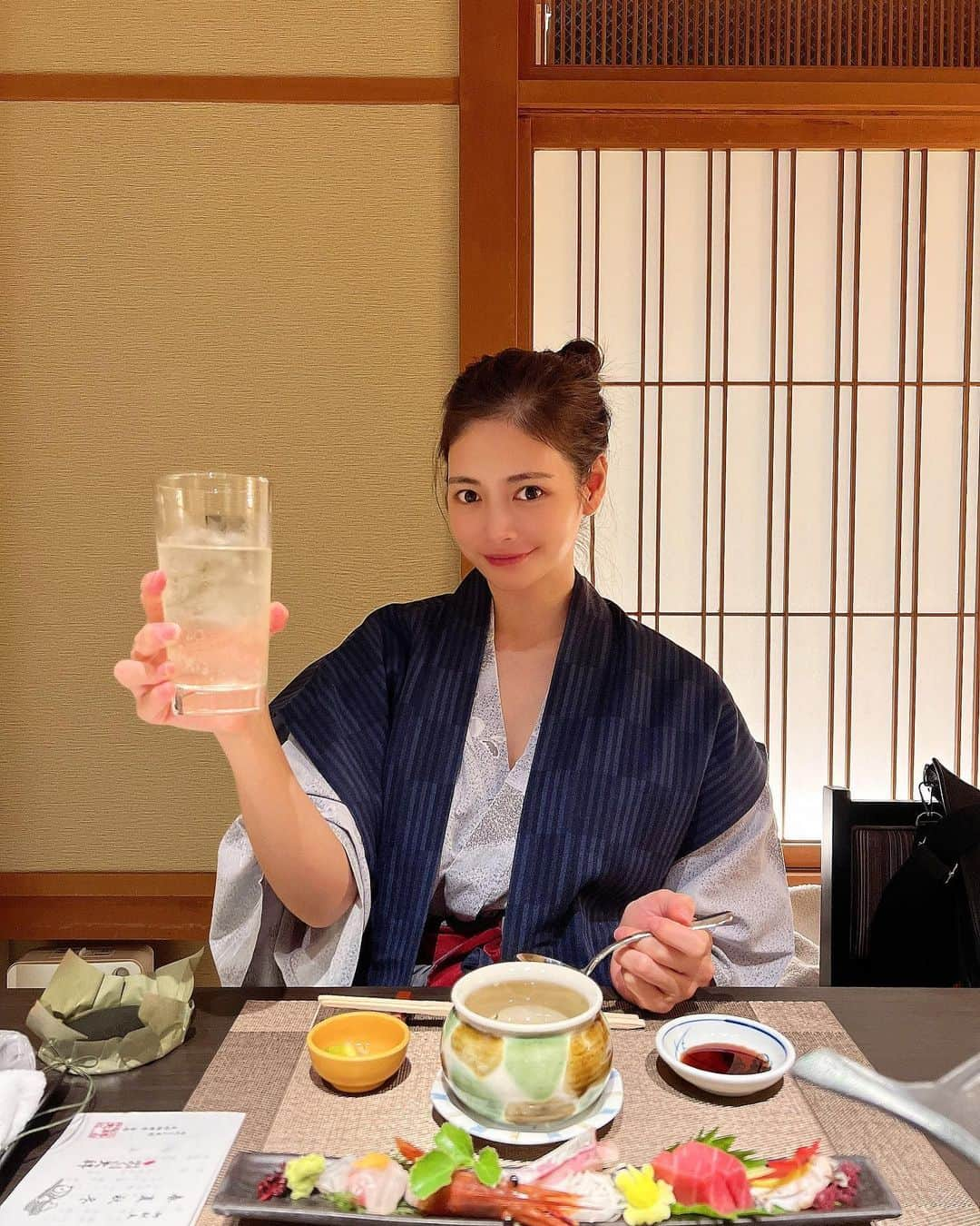 得あゆさんのインスタグラム写真 - (得あゆInstagram)「加賀温泉行った時の♨️すっぴん← のどぐろ美味しかったぁぁぁぁ  【ゆのくに天祥】 👶🏻も行ける所で、個室露天風呂♨️ある所 探していきました❤️ここゆっくりできました🥰❤️ ご飯も部屋のすぐ隣の個室でゆっくり食べられます。 👶🏻と行くのにおすすめです❤️  石川旅行は毎年恒例になりそう♨️❤️ ・ ・ ・ ・ ・ ・ ・ ・ ・ ・ ・ ・ ・ ・ ・ ・ ・ ・ ・ ・ ・ ・ #加賀温泉#ゆのくに天祥#のどぐろ#家族旅行#浴衣#すっぴん#お団子ヘア#ママコーデ#ママファッション#主婦#子育てママ#温泉#加賀#金沢#温泉女子#金沢旅行#温泉旅行#家族写真#子育てぐらむ#ママライフ#赤ちゃんのいる生活#美肌#毛穴ケア#kanazawa#japanesefood#男の子ママ#男の子ベビー#紅葉#赤ちゃんと旅行#露天風呂」12月6日 19時53分 - tokuayu819