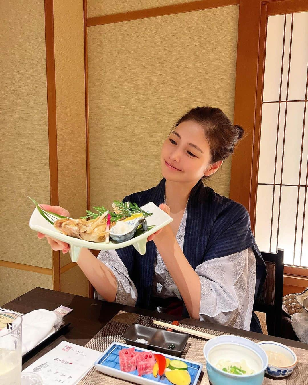 得あゆさんのインスタグラム写真 - (得あゆInstagram)「加賀温泉行った時の♨️すっぴん← のどぐろ美味しかったぁぁぁぁ  【ゆのくに天祥】 👶🏻も行ける所で、個室露天風呂♨️ある所 探していきました❤️ここゆっくりできました🥰❤️ ご飯も部屋のすぐ隣の個室でゆっくり食べられます。 👶🏻と行くのにおすすめです❤️  石川旅行は毎年恒例になりそう♨️❤️ ・ ・ ・ ・ ・ ・ ・ ・ ・ ・ ・ ・ ・ ・ ・ ・ ・ ・ ・ ・ ・ ・ #加賀温泉#ゆのくに天祥#のどぐろ#家族旅行#浴衣#すっぴん#お団子ヘア#ママコーデ#ママファッション#主婦#子育てママ#温泉#加賀#金沢#温泉女子#金沢旅行#温泉旅行#家族写真#子育てぐらむ#ママライフ#赤ちゃんのいる生活#美肌#毛穴ケア#kanazawa#japanesefood#男の子ママ#男の子ベビー#紅葉#赤ちゃんと旅行#露天風呂」12月6日 19時53分 - tokuayu819