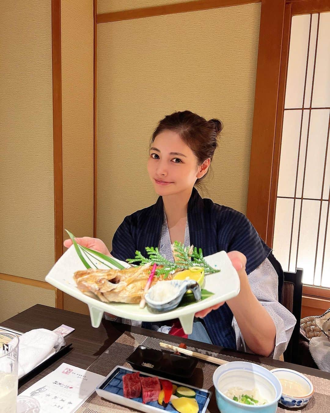 得あゆさんのインスタグラム写真 - (得あゆInstagram)「加賀温泉行った時の♨️すっぴん← のどぐろ美味しかったぁぁぁぁ  【ゆのくに天祥】 👶🏻も行ける所で、個室露天風呂♨️ある所 探していきました❤️ここゆっくりできました🥰❤️ ご飯も部屋のすぐ隣の個室でゆっくり食べられます。 👶🏻と行くのにおすすめです❤️  石川旅行は毎年恒例になりそう♨️❤️ ・ ・ ・ ・ ・ ・ ・ ・ ・ ・ ・ ・ ・ ・ ・ ・ ・ ・ ・ ・ ・ ・ #加賀温泉#ゆのくに天祥#のどぐろ#家族旅行#浴衣#すっぴん#お団子ヘア#ママコーデ#ママファッション#主婦#子育てママ#温泉#加賀#金沢#温泉女子#金沢旅行#温泉旅行#家族写真#子育てぐらむ#ママライフ#赤ちゃんのいる生活#美肌#毛穴ケア#kanazawa#japanesefood#男の子ママ#男の子ベビー#紅葉#赤ちゃんと旅行#露天風呂」12月6日 19時53分 - tokuayu819