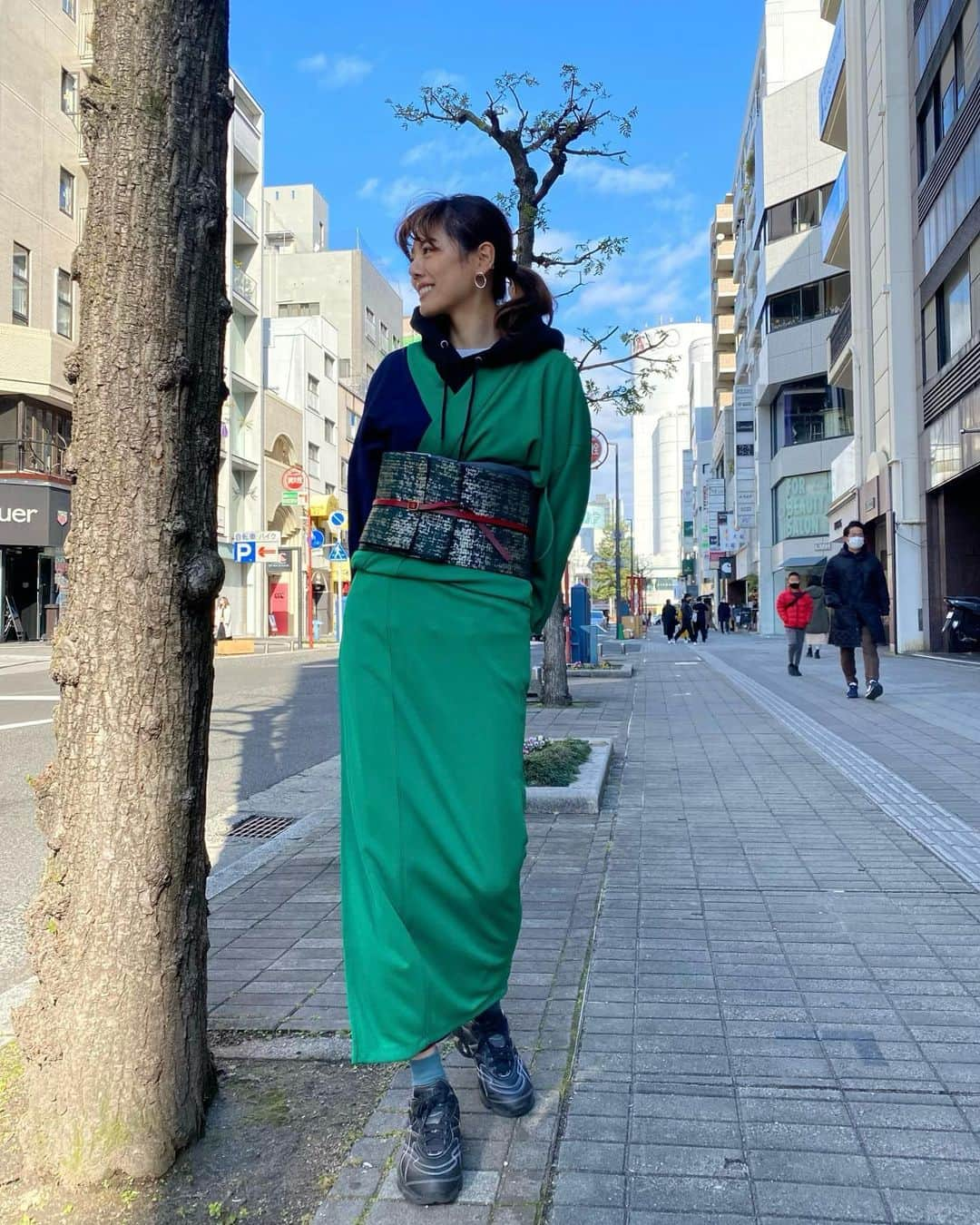 坪井保菜美さんのインスタグラム写真 - (坪井保菜美Instagram)「🟢着物ファッション👘♪ 個性的なファッションというか、クセありが好きな私としては、着物を私服と合わせて着たいと思っていたので、めちゃくちゃ楽しいコーデをしてみました🟩🟥  1人で着れるように丁寧に指導して下さるので、 もう私！1人で着れます👘✨  ありがとうございました🔥 @kimono_grace 👘 パーカーは @chuby.bull 🐶  #着物コーデ #着物ファッション #着物女子  #1人で着付け #おしゃれ #広島 #パーカー #スニーカー」12月6日 20時00分 - honamitsuboi