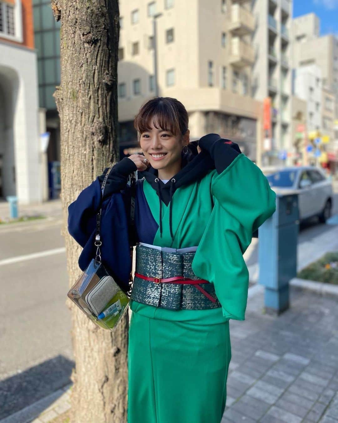 坪井保菜美さんのインスタグラム写真 - (坪井保菜美Instagram)「🟢着物ファッション👘♪ 個性的なファッションというか、クセありが好きな私としては、着物を私服と合わせて着たいと思っていたので、めちゃくちゃ楽しいコーデをしてみました🟩🟥  1人で着れるように丁寧に指導して下さるので、 もう私！1人で着れます👘✨  ありがとうございました🔥 @kimono_grace 👘 パーカーは @chuby.bull 🐶  #着物コーデ #着物ファッション #着物女子  #1人で着付け #おしゃれ #広島 #パーカー #スニーカー」12月6日 20時00分 - honamitsuboi