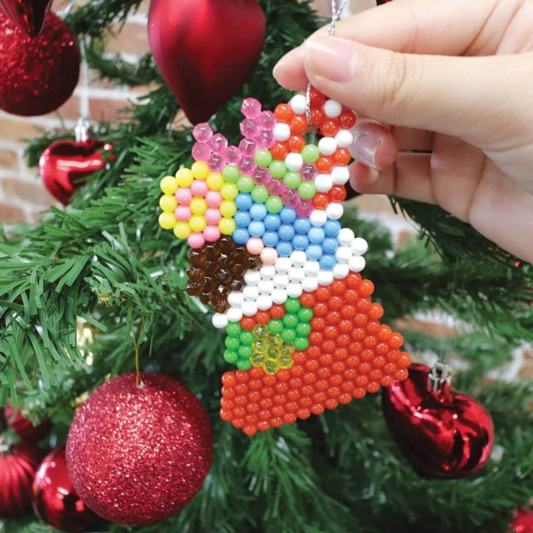 アクアビーズ公式さんのインスタグラム写真 - (アクアビーズ公式Instagram)「アクアビーズでオーナメント作り🎄 クリスマスツリーに飾れるように、ヒモを通す穴を開けておくのがポイントです🧦  みなさんも作ってみてくださいね🎶  #アクアビーズ #aquabeads #ビーズ #beads #おうち時間 #アクアビーズアレンジ  #クリスマス #オーナメント #工作」12月6日 20時00分 - epoch1958_jp