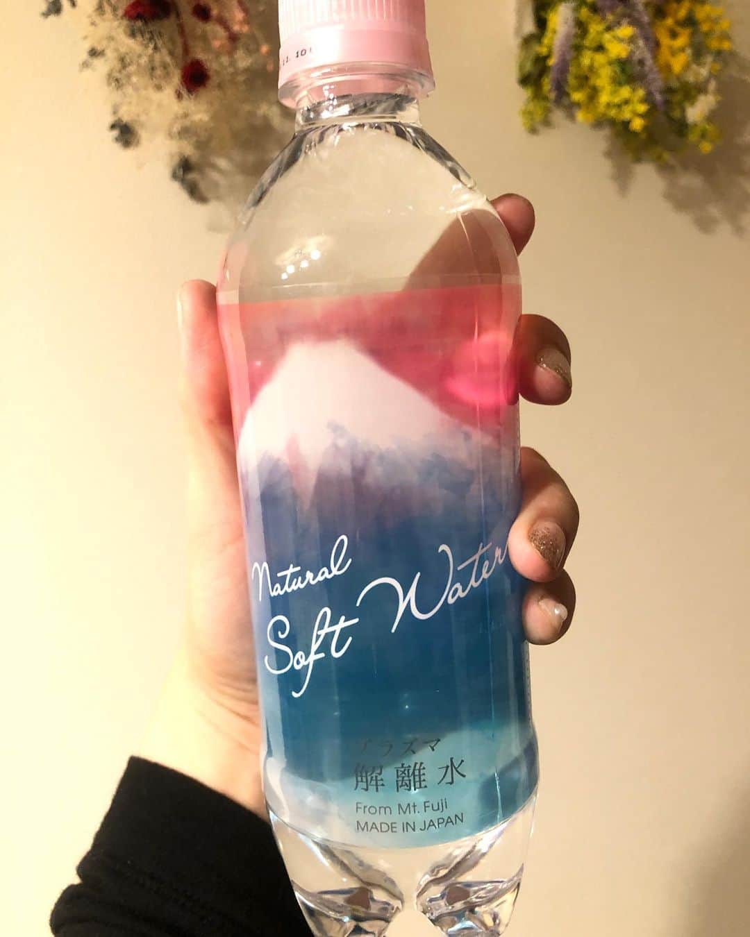 神咲詩織のインスタグラム：「・ ・ ・こんにちは🙌(こんばんは？笑) ・ ・ ・だいぶ寒い日が続いてますけど皆様風邪などひかれてないですか？😌 ・ ・ ・私はとーっても元気です🙌 ・ ・ ・寒いのは得意だったはずが年々苦手になってきて、、、 ・ ・あまり外に出ていないそんなこの頃です🤣 ・ ・ ・あ、でもこないだわんこ達連れて公園で遊んだよ🐶 ・ ・ ・5分くらいしか歩かない甘ちゃんなわんこ達ですけどね🤣 ・ ・ ・ ・さて、最近は冬になって乾燥も気になりだしましたね😗 ・ ・毎年冬の乾燥で喉やられがちなのですが、、、 ・先日からこのプラズマ解離水を毎日飲んでます🙌✨ ・ ・ ・細胞内液に最も近い水 ・ ・ってなんだか凄いですよね🕺 ・ ・ ・細胞へ浸透するのが普通のお水よりも格段に早いんだとか！！！ ・ ・ ・元々お水はたくさん飲むようにしてるのですが、このお水を外にも持って行ってます🙌 ・ ・ ・とってもさらっと飲みやすいし個人的のこのパッケージの可愛さがツボ💕 ・ ・ ・おしゃれ水ー🤡💕笑 ・ ・ ・ ・皆様も冬の乾燥にぜひ試してみてはどうでしょーか😌✨ ・ ・ #細胞を潤す水 みず#プラズマ解離水 #コロナ対策 #水分補給 #おいしい #アンチエイジング #うるおい #美容と健康」