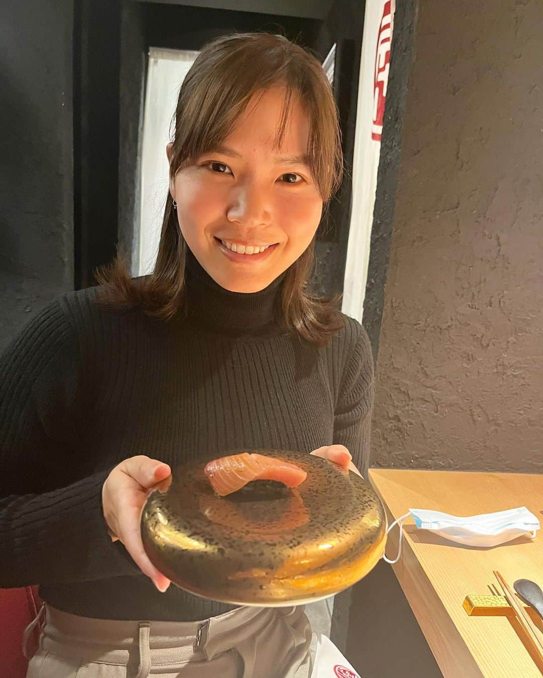 尾崎里紗のインスタグラム：「今日は『麻布 黒しゃり』でお寿司をご馳走になってきました🍣 お米が黒いお寿司は初めて！炭を配合していて、腸に良いものを入れて悪いものを出してくれるそうです。 ⁡ どれもとても美味しかったです✨ ありがとうございました(^^) ⁡ ⁡ ⁡ ⁡ #glico  #powerproduction  #head  #headtennis_official #headjapan #teamhead  #stchristopher #セントクリストファー #センクリ #テニック #株式会社タイド  #TIDE.  #gram3  #グラムスリー  #tbc_aesthetic  #エステ  #エステティックtbc  #尾崎里紗  #risaozaki  #tennis  #tennisplayer  #テニス  #fitness」