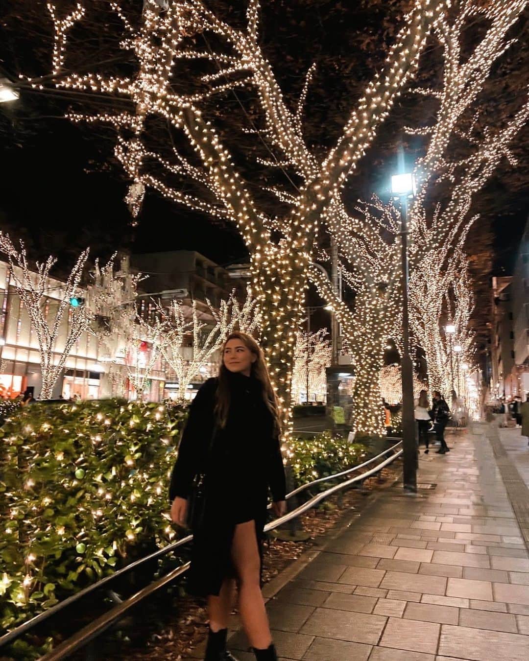 八巻セイラのインスタグラム：「20 more sleeps until Christmas 🎄 あと20回寝たらクリスマス  今年はどこで何してるんだろう？  #merrychristmas #december #winter #japan #omotesando #christmaslights #nightwalks #shibuya #オフ #クリスマス #表参道 #ライトアップ」