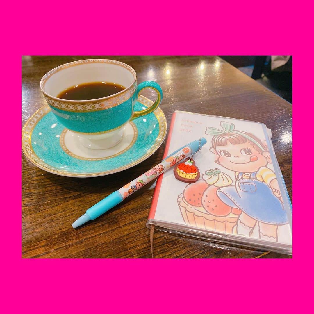 成田梨紗のインスタグラム：「念願のペコちゃん手帳をゲット📖🍬 ⁡ もー！中身もかわいすぎる〜う🍭 見てるだけでにやにやしちゃう🍭 ⁡ 使うのもったいないけど、、、 早速使い始めちゃいました😳🙌🙌 ⁡ ⁡ なんかペコちゃんみたいだね〜と ママと色違いで購入したこのトレーナーは ふらーっと入ったお店で発見した物👧🏼👧🏼👧🏼 裏起毛で暖かいし なんと680円でお買い得でした🤩 ⁡ #不二家創業祭 #不二家 #fujiya  #ペコちゃんスケジュール手帳  #ペコちゃんグッズ」