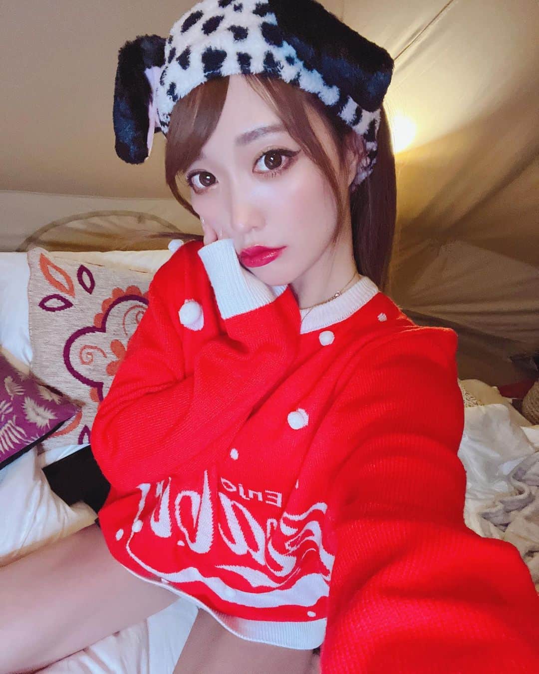 のインスタグラム：「・ このコカコーラのニット可愛すぎる🥺 H&Mでゲットしたよ✨ ・ ・ ÷ この前銀座TAクリニックで 前にやってもらった #水光注射 で お肌の調子が良くなってきたから またお願いしてきたよ💓 ・ 乾燥肌に効果があって 内側からプルプルになるので お肌の潤いやハリが欲しい人はぜひ💓 ・ 担当してくれたのは あいのりにも出演されてた イケメンDr.モリモリさん✨ @traveler55morimori  @dr.morimori_tac ・ ・ ・ ・ #銀座#銀座クリニック#美肌#美容#美白#ツヤ肌#あいのり#美容女子#美容day#パジャマ#カチューシャ#ヘアバンド#ニット#ニットコーデ#冬コーデ#コーデ#ファッション#クリスマス#クリスマスコーデ」