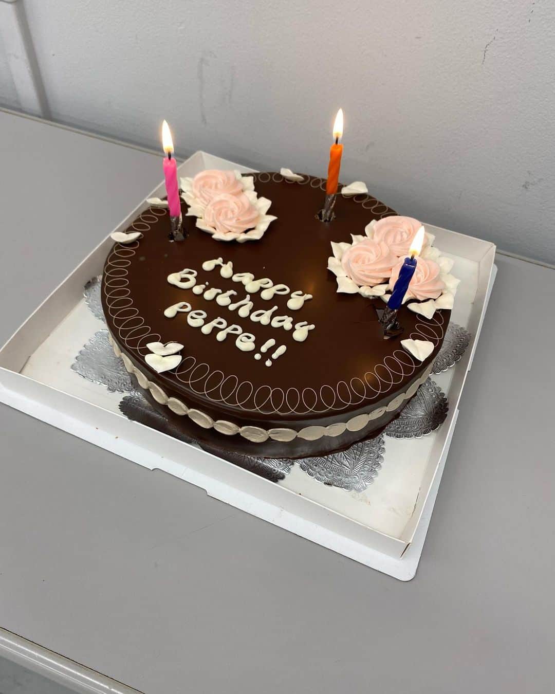 Peppe（緑黄色社会）のインスタグラム：「26歳になりましたーー。😌🌹いぇい。 温かいメッセージをたくさんありがとうございます。26という数字が好きなのでこの歳になれて妙に嬉しいです。これからもどうぞよろしくお願いしますっ！ peppe」