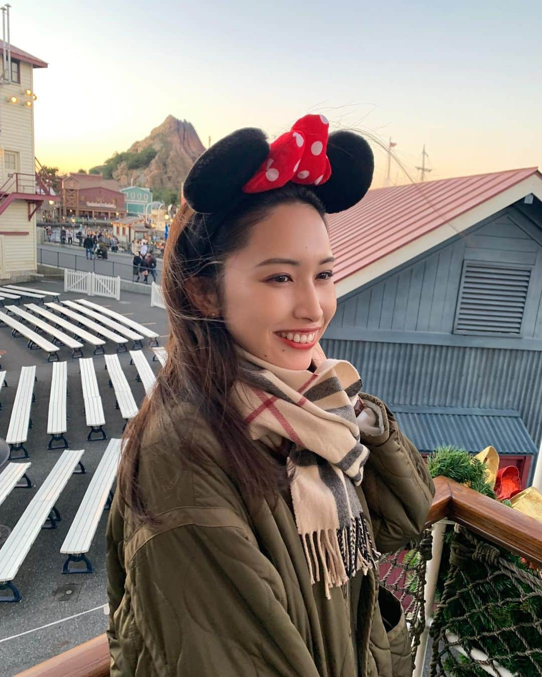 糸川菜央のインスタグラム：「Disney sea🌏  風強かった、、🌬  #ディズニーシー #ディズニー #disney #ssコロンビア号 #ディズニーコーデ #マフラー #キルティング #burberry #女子大生 #大学生」