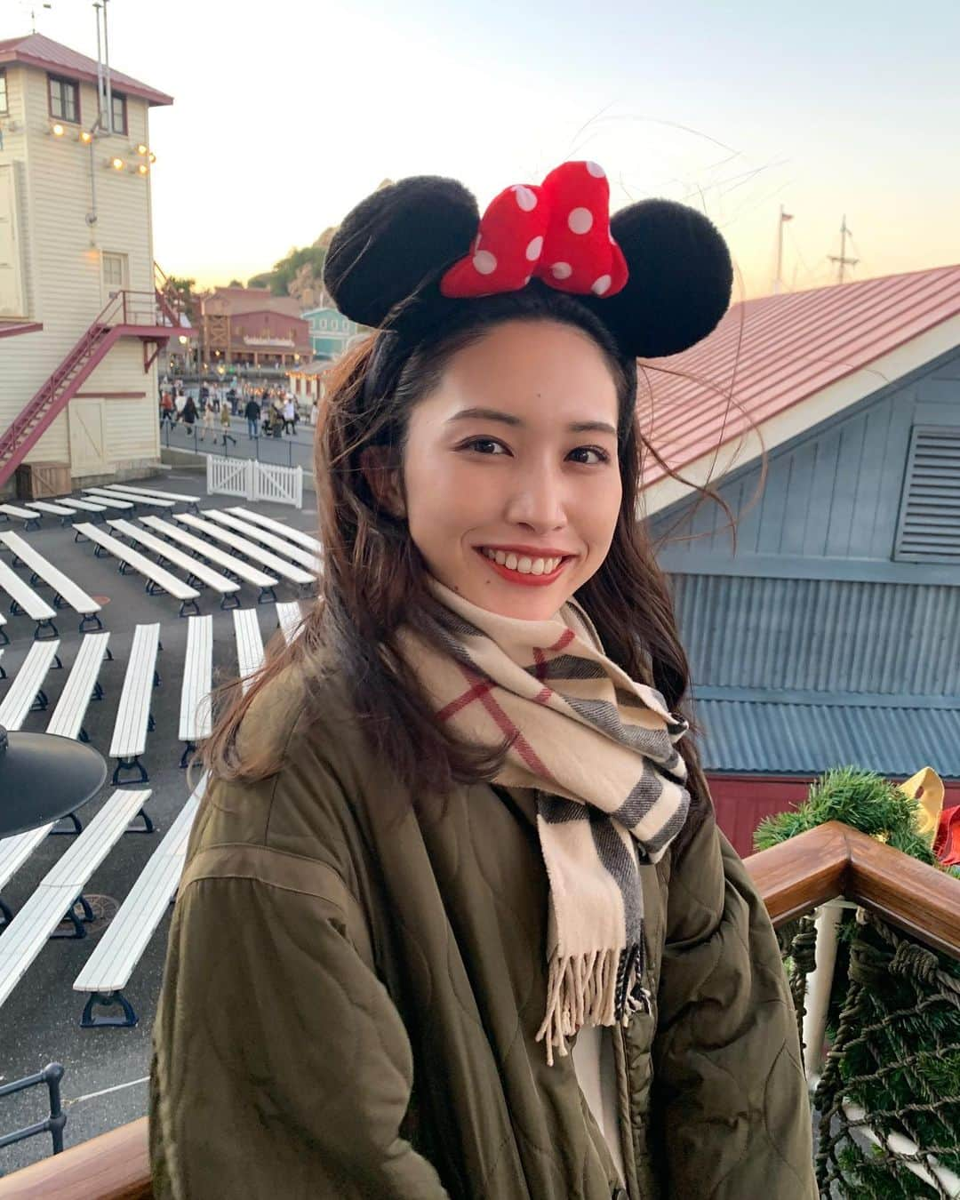 糸川菜央さんのインスタグラム写真 - (糸川菜央Instagram)「Disney sea🌏  風強かった、、🌬  #ディズニーシー #ディズニー #disney #ssコロンビア号 #ディズニーコーデ #マフラー #キルティング #burberry #女子大生 #大学生」12月6日 20時35分 - nao_itokawa