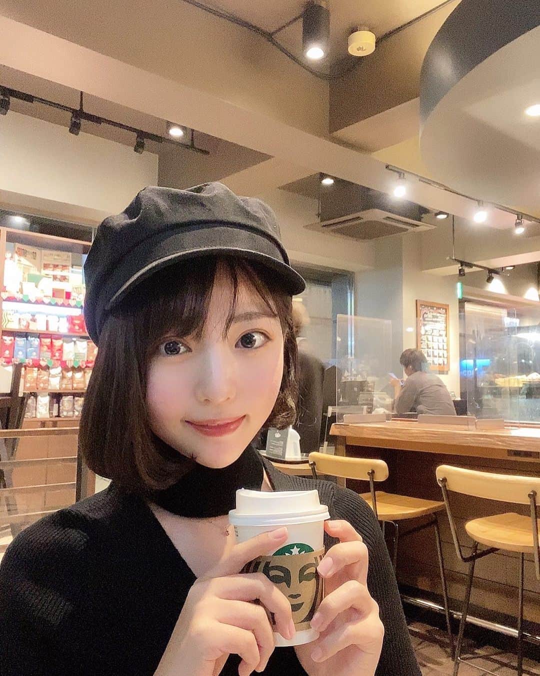 佐々木萌香さんのインスタグラム写真 - (佐々木萌香Instagram)「❄️☕️❄️ . Starbucks 珍しくキャラメルマキアートの気分🤎  普段はイングリッシュブレックファストティーラテに バニラシロップ追加して甘々にして 飲むことが多いです☺️  誕生日にお友達から スタバカード頂いたり、 この頃贅沢に頻繁に行ってるの〜 嬉しい⸝⸝ʚ̴̶̷̆_ʚ̴̶̷̆⸝⸝♡  #Starbucks #starbuckscoffee #daylife #dayoff #selfie #スタバ #スターバックス #カフェ #ひとり時間 #カフェ活 #自撮り #スタバ女子」12月6日 20時37分 - moeka_sasaki