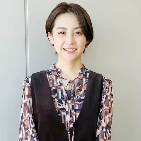 フジテレビアナウンサーのインスタグラム：「【おうち応援プロジェクト】デジタル紙芝居  毎週月曜日はメイキングや作品にまつわるコメントなどを投稿しています。最新作『はだかの王様』は、プロフィールのリンクから☝️かIGTV動画でもご覧いただけます☺️  FNS系列局コラボ第4回はとなる最新作は、フジテレビの福岡出身3人娘、宮司アナ、井上アナ、藤本アナがテレビ西日本のアナウンサーとコラボ！女性だけで演じて読み分けた「はだかの王様」をお楽しみください✨  今週は宮司アナが見所を紹介！  来週は誰が登場するのか✨ お楽しみに😊  FNS系列局コラボ企画　第4回　はだかの王様 ハンス•クリスチャン•アンデルセン  ナレーターA･誰か／ #宮司愛海 @manami_miyaji  ナレーターB･召使い／ #井上清華 @seika_inoue  王様･こども／ #佐藤有里香　 大臣･役人 ／#藤本万梨乃 @marino.fujimoto1030  詐欺師 A･父親･パレード進行役／ #五十嵐悠香　 詐欺師 B･村人／ #赤木希 人々／全員」