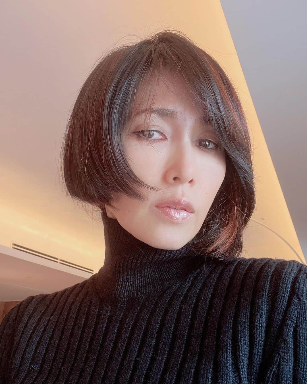 工藤静香さんのインスタグラム写真 - (工藤静香Instagram)「基本的にはベージュやブラウンをよく使います。 @diorbeauty  @esteelauder  @celvoke.jp  @tomfordbeauty などなど💕💕 娘達に「今日いいね！」と褒めてもらえるのは赤系のリップ😊  でも若い時から、@maccosmetics  少し変わった色のリップの色も好きです。  どんな色になるの？と思われる方もいらっしゃると思うので、今日は少し変わった色、ノーインターラプジョンズのご紹介。変わった色味は元々の自分の唇の色で、かなり左右されます。  この色自体、今発売しているのかはわかりませんが、似たような色もあるので！見た目はカーキシルバー笑笑 なかなか選ぶのに勇輝が必要かも。。と思い。笑」12月6日 12時14分 - kudo_shizuka