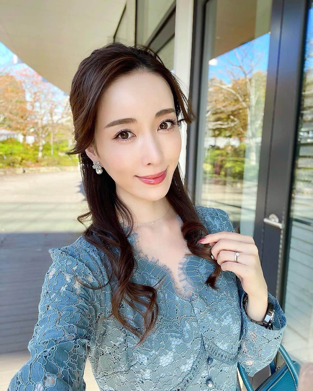 瀬戸早妃のインスタグラム：「ヘアセットしてお化粧してレースのワンピースを着て、アクセサリーをつけて…💎  こんな風にフルでおめかしする機会がめっきり減ってしまいましたが、 一度きりの人生、出来ればいつも綺麗でいたいなぁ…って願っています☺️👗✨  皆んなはおしゃれしていますか❔💕　 もうすぐ久々の宝塚観劇なので、わくわくが止まりませんっ😍  今週も１週間、楽しみましょうね🎵  ☑︎ワンピース&ピアス @montresorsaki   #montresor #montrésor #モントレゾール #selectshop #セレクトショップ  #綺麗めコーデ #大人可愛い #大人可愛いコーデ  #お出かけコーデ #観劇コーデ #cordinate」