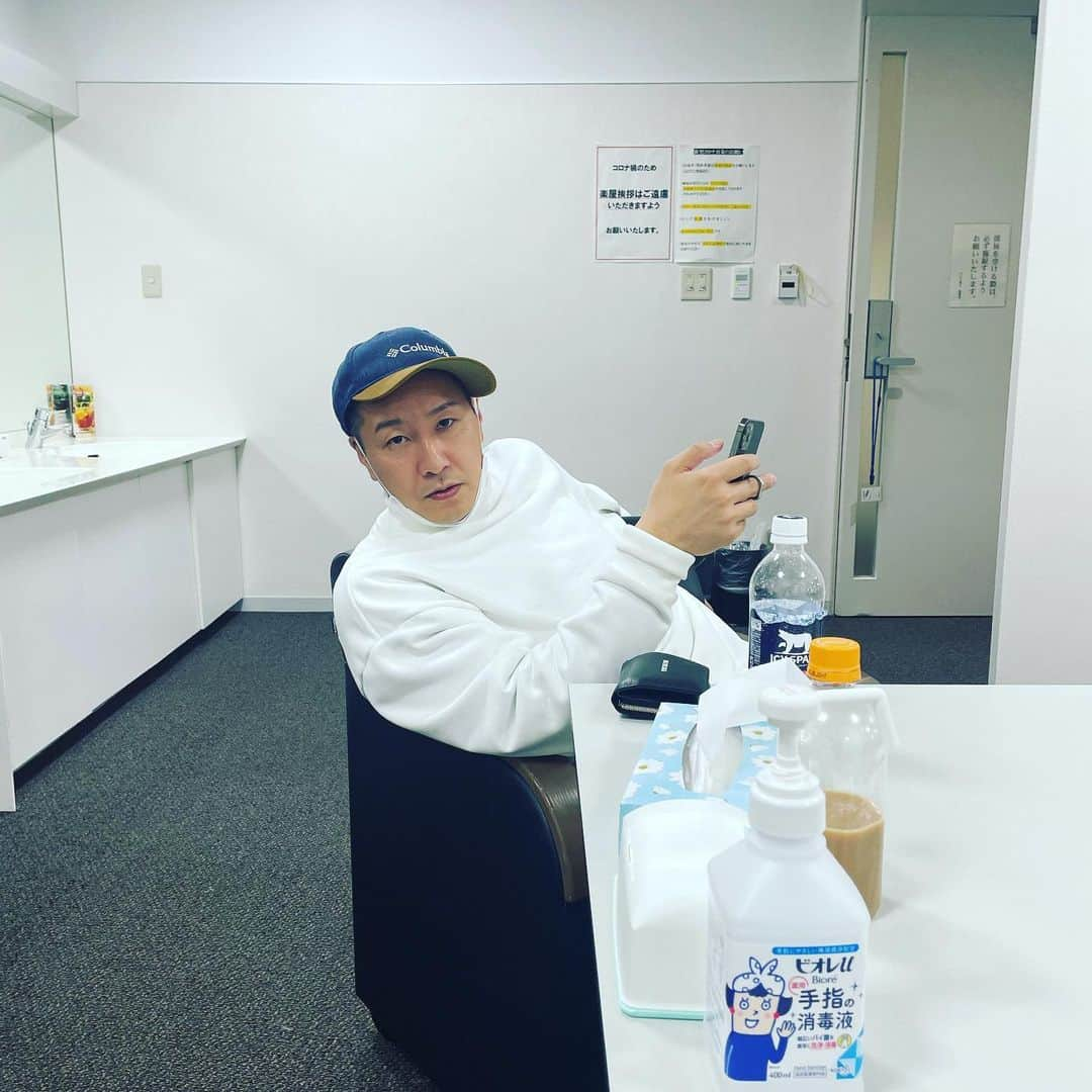 山添寛（相席スタート）さんのインスタグラム写真 - (山添寛（相席スタート）Instagram)「言わずもがなの面白収録 幼少期の自分がこれをしたかったんやテレビでした📺  #チョコレートプラネット #長田さん #先輩 #背中でか過ぎ #でも肩に目がいってしまうよね」12月6日 12時33分 - aisekiyamazoe