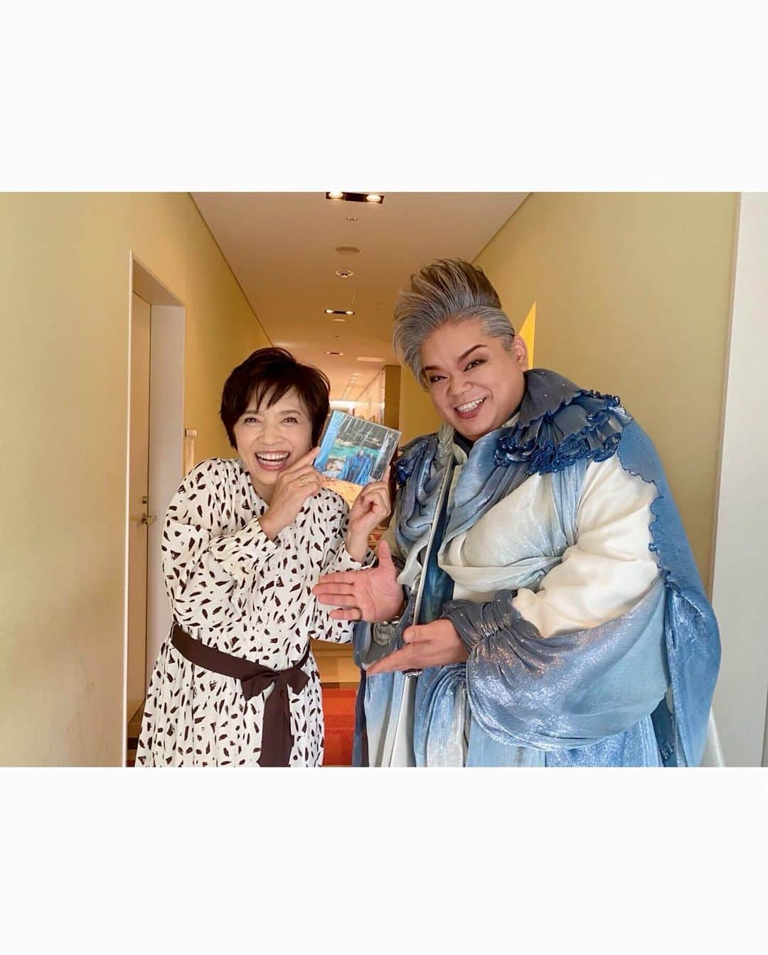 榊原郁恵さんのインスタグラム写真 - (榊原郁恵Instagram)「. スッキリ！朝を迎えられましたか❓☺️ スッキリ終了後　岡本知高サマに頂いちゃた☺️サイコー✌️ この声が欲しい🤣 家に帰ってから　 だ・だ・だ➖➖➖➖い好きな《 #ままどおる 》一気に2個食べちゃった❣️ 朝早いと糖分を欲するのよね〜🤣  #スッキリ #岡本知高  #榊原郁恵」12月6日 12時35分 - sakakibara.ikue