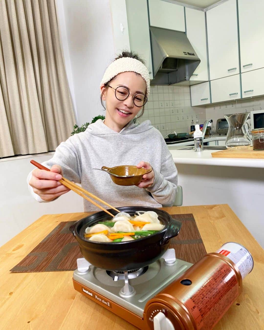 のインスタグラム：「#今度一緒にギョパしない？🥟  #香里奈 #karina #ギョパ #香里奈とギョパなう #大阪王将 #冷凍餃子 #ぷるもち水餃子 #TVer #CM #party #🥟 #iwataniカセットコンロ #鍋 #hotpot #メガネ女子 #ギョパしてくれる人募集」
