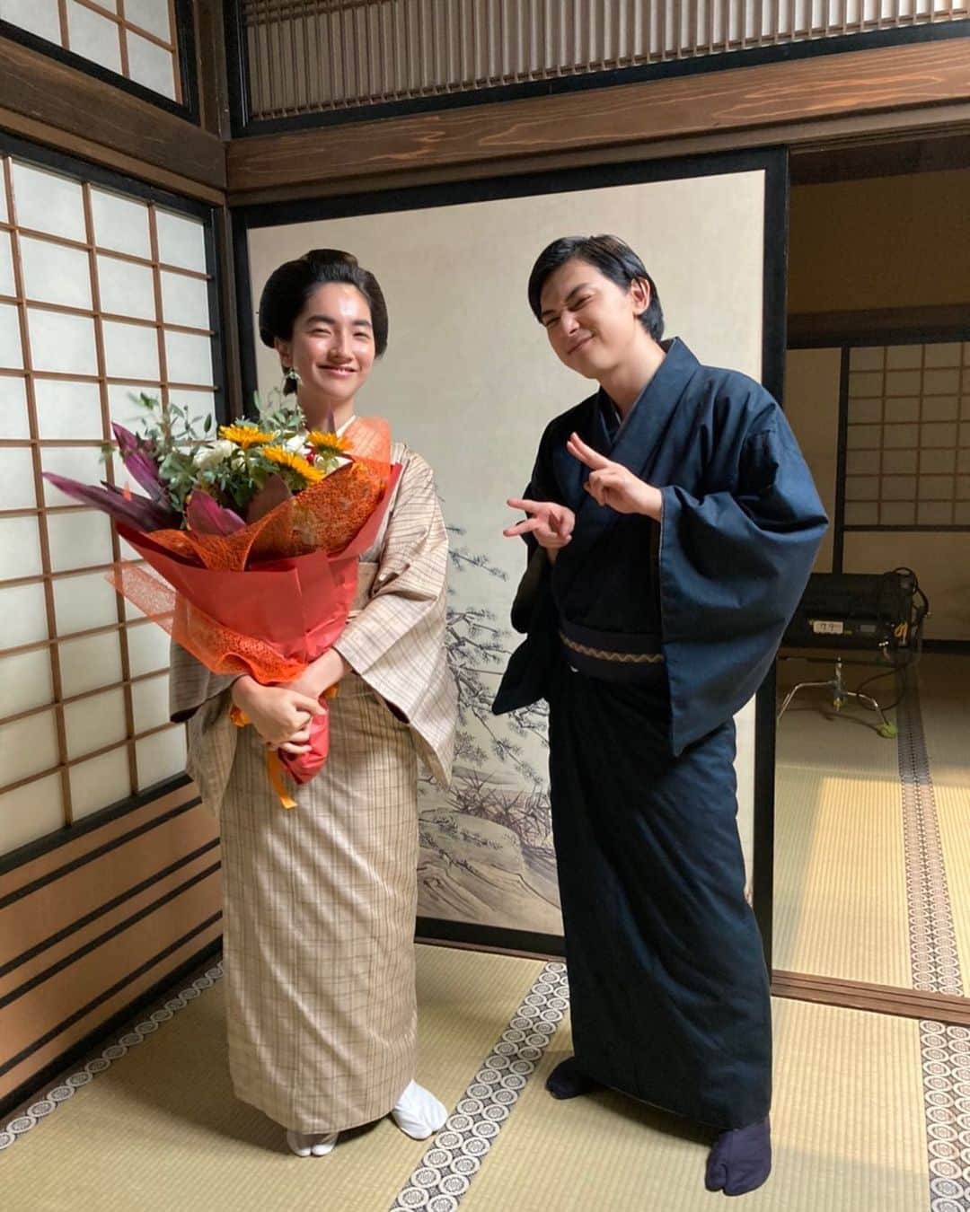 仁村紗和のインスタグラム：「「青天を衝け」  やりがいのある役柄でした😌 最後お別れの挨拶ができて幸せです。 最後のシーンがもう全てですよね、 彼女が真摯に強く生きてきた証だと。 大内くにさんのお墓も谷中霊園にありました。 渋沢家をでてご結婚されてからも渋沢家との関わりはあったようですね。  ちなみにクランクアップの日はお千代さんと同じ日でした☺️終わってみて少しホッとしています。 あと3話ですね、、見守っております。  そして本格的に寒くなってきたので、暖かくして過ごしてくださいね〜〜」