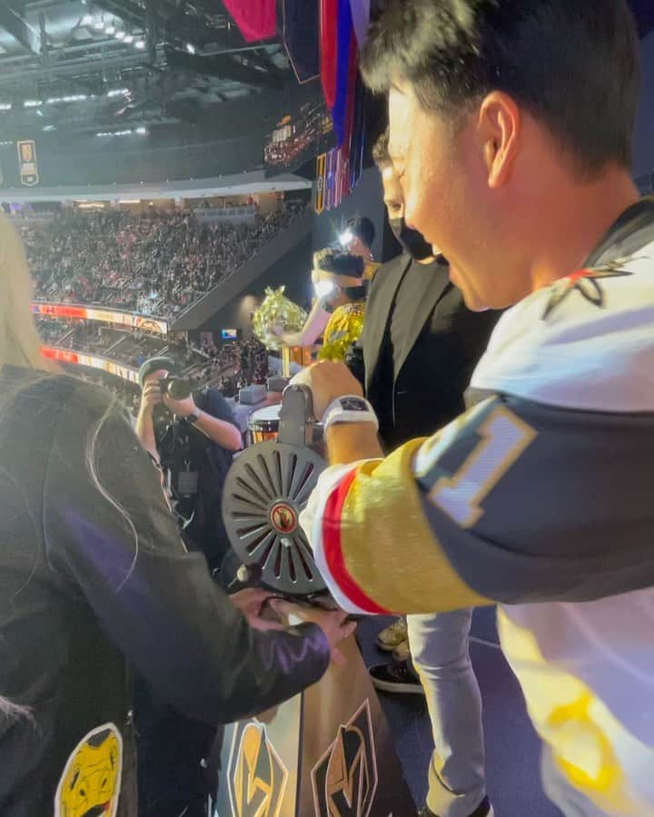 のインスタグラム：「gave it all I got! fun ringing the siren🚨for the @vegasgoldenknights #vegasstrong #goldenknights #siren」