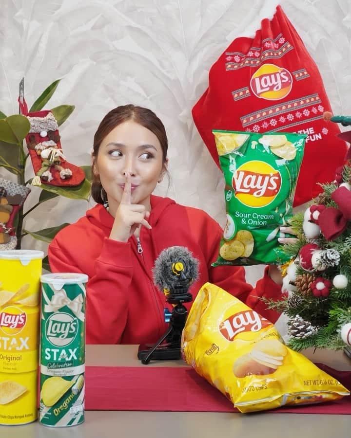 Kathryn Bernardoのインスタグラム：「Do you hear what I hear? Can you guess the Christmas carol by the sounds I’m making with my Lay’s chips? 🎄   @supremo_dp is also sharing the holiday fun on his IG feed so go check it out! We’ll be sharing Lay’s gift sacks to 10 correct guessers:  - 5 winners from DJ’s comment section  - 5 winners from me when you tweet me your guesses with the hashtag #DeliciouslyDistracting (don’t forget to tag @laysphilippines, too!)   Stay tuned  on my feed for the announcement of winners on Dec 9. Good luck, everyone!✨」