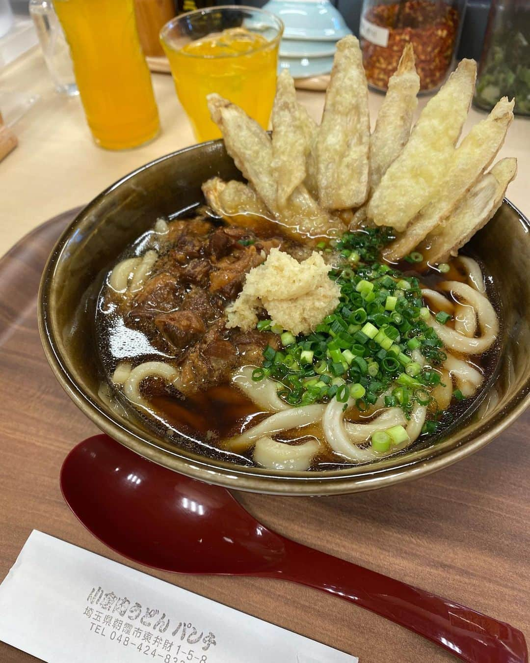 佐々木萌香さんのインスタグラム写真 - (佐々木萌香Instagram)「🍲🥢❄️ . "小倉肉うどん パンチ"  萌香は小倉人気No.1の 肉ごぼ天うどんを食べたよ〜  魚介の出汁の味わいも 醤油ベースの中に甘さがあって 優しくてほっこり〜🤤♡  生姜の量が調節出来るから いっぱい入れてあったかぽかぽか☃️ お肉もゴロゴロと塊で 沢山入ってたの🐄 お肉の旨味が出てました  ごぼ天はとにかく大きくて見た目も 迫力がありました！ 揚げたてサクサクで うまうまでした🤤🤤🥢🤎  埼玉に九州の味をお手軽に楽しめる うどん屋さんがあったとは〜 駅の目の前という立地もよかったです また寒い日は食べに行っちゃお❄️💭  PR @udon_panchi #小倉肉うどんパンチ #埼玉うどん #肉うどん #かしわうどん #朝霞台ランチ #朝霞台グルメ」12月6日 13時39分 - moeka_sasaki