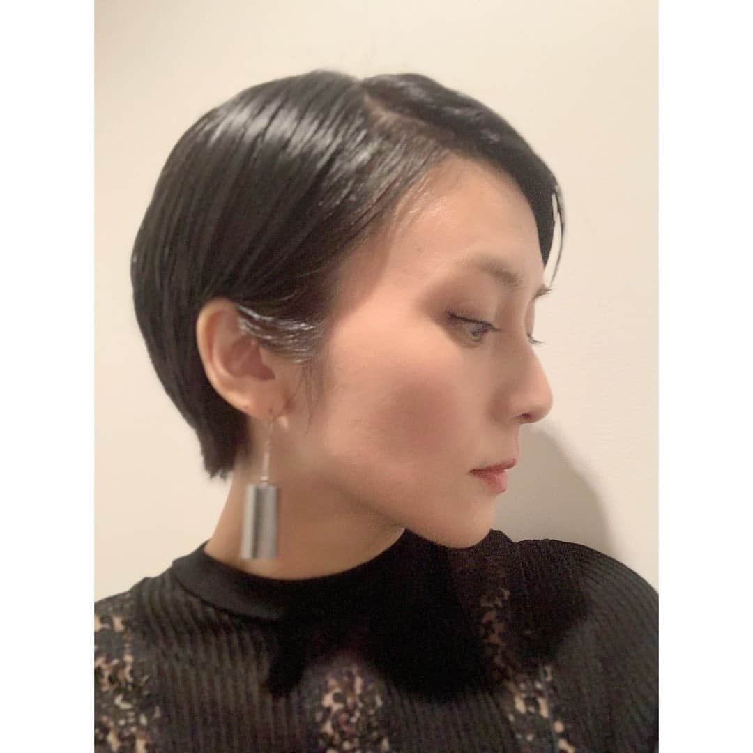 柴咲コウのインスタグラム：「髪の毛切りました✂️ ショートヘアにしてドネーションも💇‍♀️  I got my hair cut and donated them!  ELLEデジタルとレトロワch.ではヘアカットの模様を明日配信します！お楽しみに♡  @ellejapan_beauty  @lestroisgraces_official   hair: 松浦美穂 @twiggy.miho  makeup: COCO @coco_ikuko   5枚目はbeforeの長さ⭐︎  #ショートヘア #ドネーション #shorthair #donation #haircut」