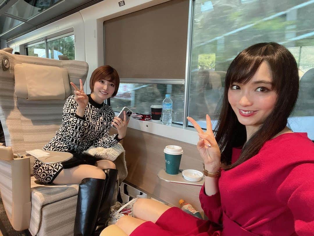 伊藤桃さんのインスタグラム写真 - (伊藤桃Instagram)「【#サフィール踊り子 #伊豆熱川駅 】 #サフィール踊り子号 の旅後半♥️ 伊豆急行の路線にはいり、景色はだんだんと海景色が増えてきました🌊 2枚目: 伊豆高原駅近くでは山景色も。 サフィールのかぶりつきはほんと窓が大きくて迫力満点🥰❣️ 3枚目: 伊豆高原駅には車検区もあり、あわててカメラを回しました🎥 いつかは乗ってみたい、ロイヤルエクスプレス🥺 * 4枚目: そして、今回の目的地の伊豆熱川にとーちゃく！！ 5枚目: 必死に写真を撮る私をゆうちゃんが撮影してくれてました🐱笑 * 6枚目: ホームから見下ろした、伊豆熱川の街。 温泉やぐらから湯煙がたちのぼりまくっていて、｢おお！温泉に来た！｣と初っ端から高まりました🥰 7枚目: ホームには船の舵輪も🚢 * 8枚目: 熱川バナナワニ園は駅からすぐ近く。 駅構内にはこんなワニさんも。 9枚目: まあ、とりますよね🐊♥️笑 * 10枚目: 今回の旅をご一緒してくれたゆうちゃんと、サフィール内でぱちり📸 * 次は伊豆熱川の街ブラ編につづく…😋❣️ #踊り子号 #伊豆急 #伊豆熱川 #ロイヤルエクスプレス」12月6日 14時28分 - itomomo_tetsu