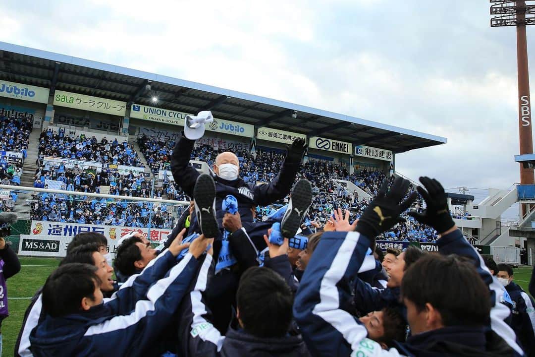 山田大記さんのインスタグラム写真 - (山田大記Instagram)「多くの人に支えられ、みんなの力で掴み取った優勝・昇格。  最高の仲間たちと多くの喜びを分かち合えた特別なシーズンになりました。  1年間ありがとうございました。」12月6日 14時41分 - hiroki_yamada_official