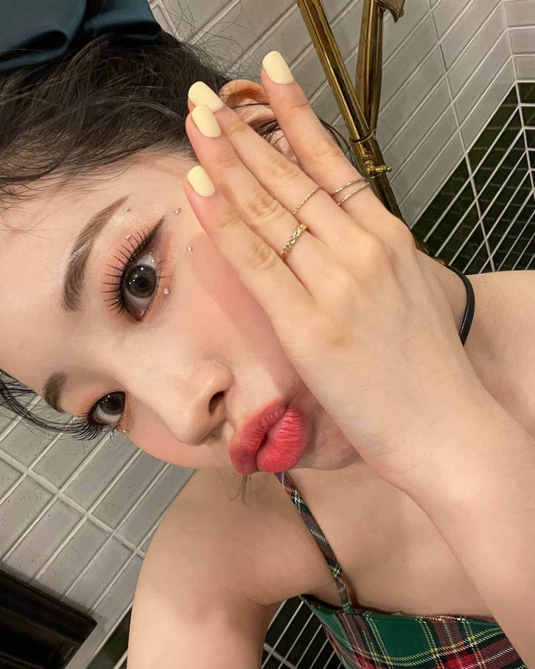 TWICEさんのインスタグラム写真 - (TWICEInstagram)「#광고 #사나다현 Thank you 어퓨🎁❤️ ⠀ @apieu_cosmetics @apieu_japan」12月6日 15時54分 - twicetagram