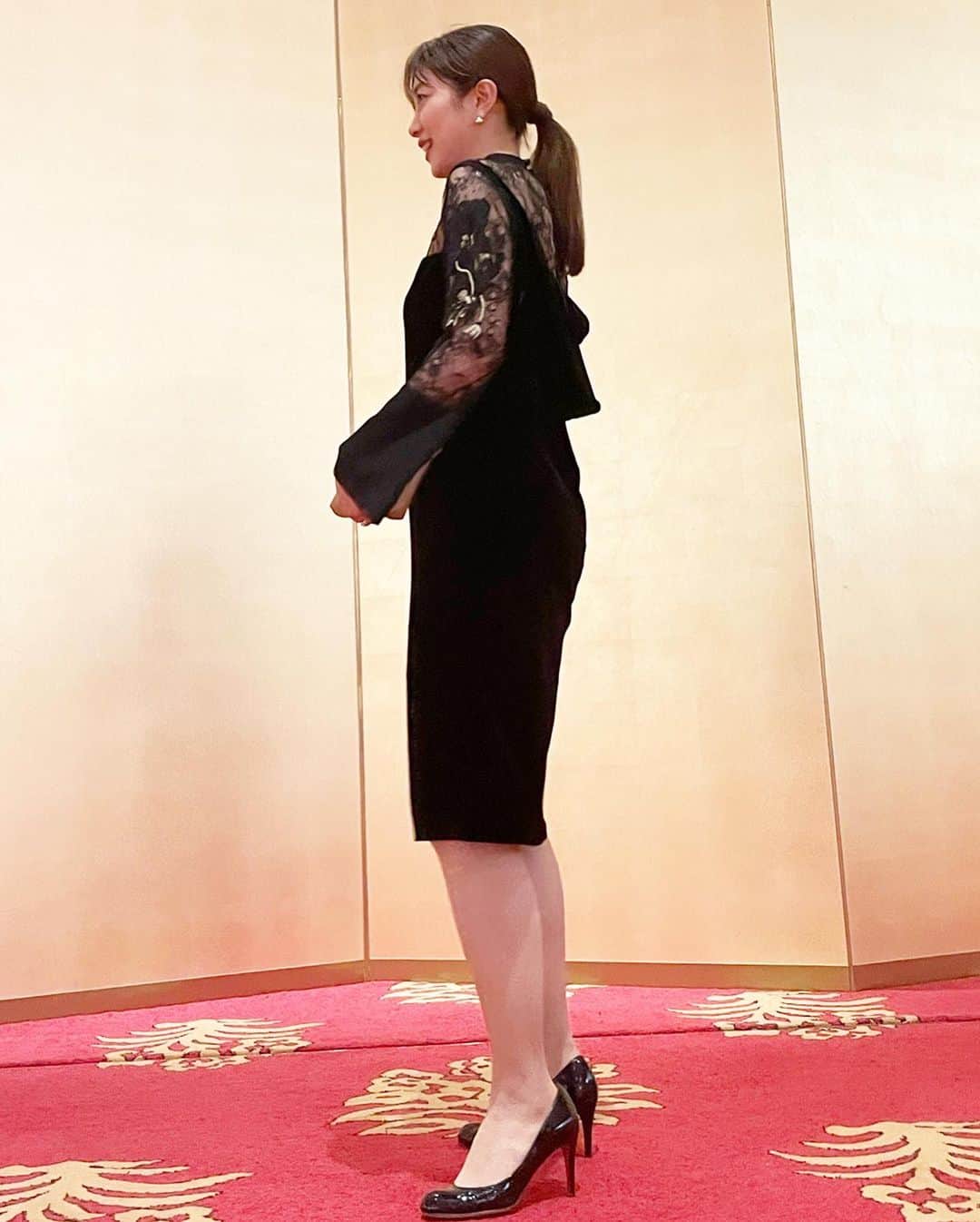 潮田玲子さんのインスタグラム写真 - (潮田玲子Instagram)「おめかし🥰💓 @mamekurogouchi のワンピース🥰バックスタイルもドレープになってて美しかったです🥰💓  #おめかしday  #mamekurogouchi  #dress」12月6日 15時46分 - reikoshiota_official