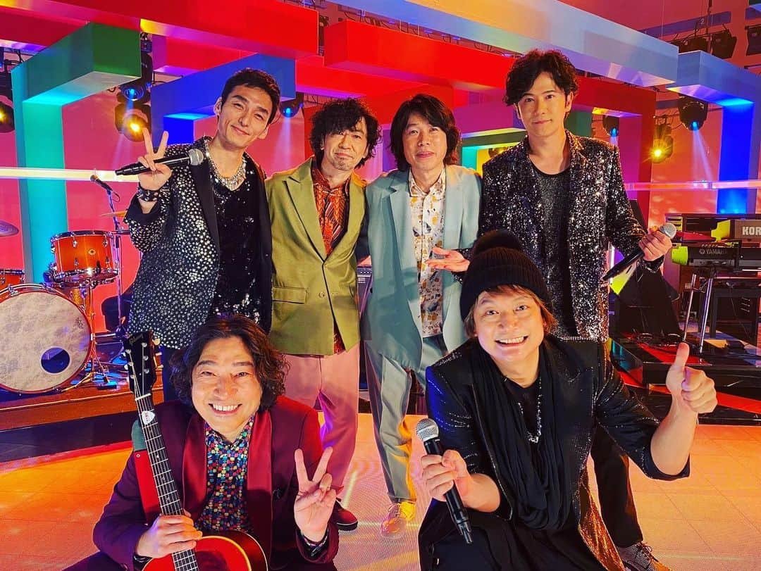 トータス松本さんのインスタグラム写真 - (トータス松本Instagram)「いぇい！ 「ななにー」に呼んでもらって歌ってきた。曲ごとに歌い分けがされていて、いつもは普通に歌うところが歌わなくてよかったりしてちょっとドキドキなのも楽しい（実は草彅君のところ間違って歌ってしまったごめん）。カメラの向こう側にはキャイーン、EXIT、みちょぱさんらが観に来て盛り上がってくれて嬉しかったなぁ。 そしてやっぱりあの3人の、とても自然体な感じが素敵でした。 #稲垣吾郎 #草彅剛 #香取慎吾 #新しい地図 #ななにー #ありがとうございました」12月6日 16時05分 - tortoise_matsumoto_official