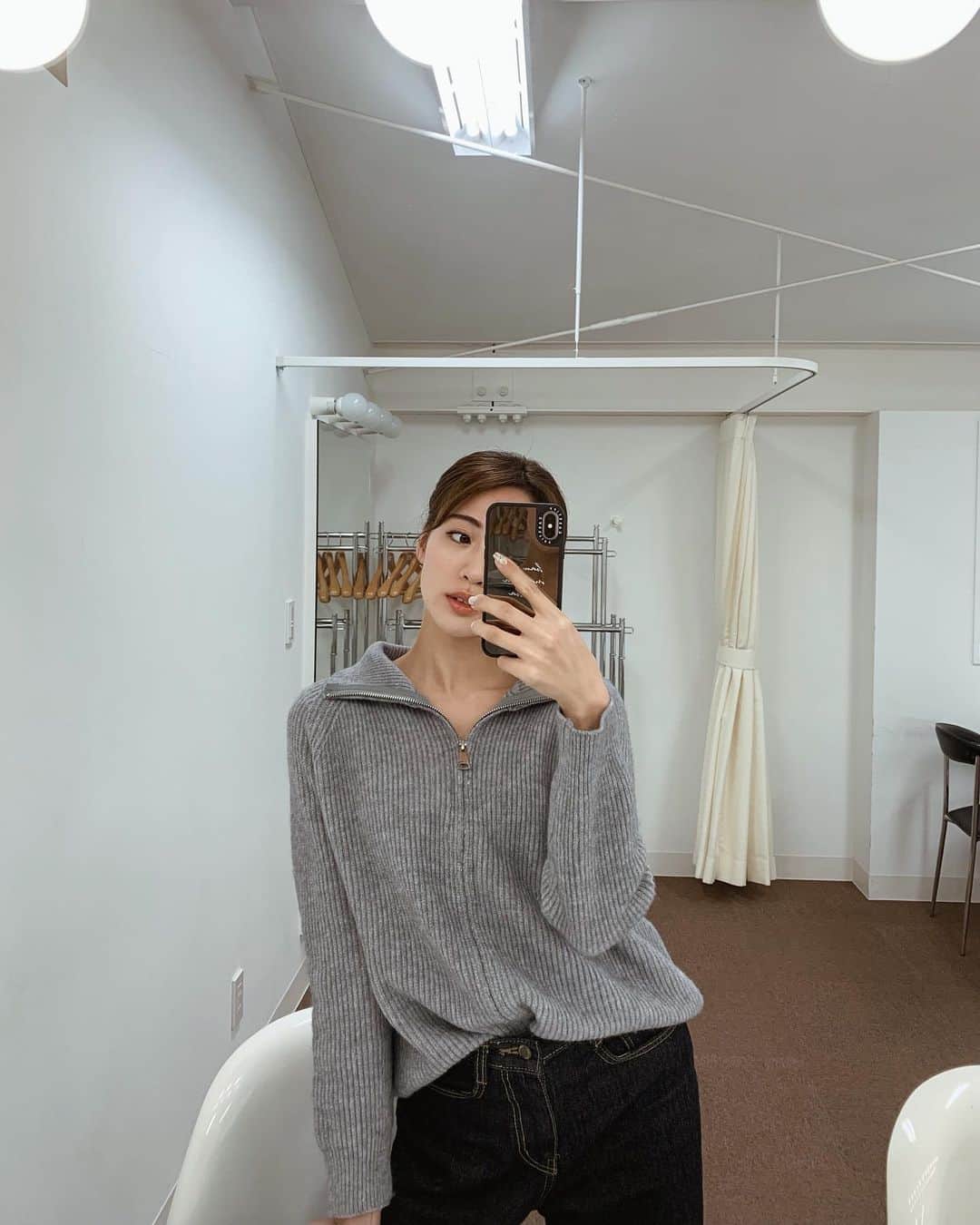 志田友美（ゆうみん）のインスタグラム：「✌🏽🤍  寒くなってるのであったかくしてね〜🧣 あー冬嫌い😮‍💨笑。  tops 🏷‪‪‪‪‬ @holidayandholiday_official  bottom 🏷 @hotping_japan」