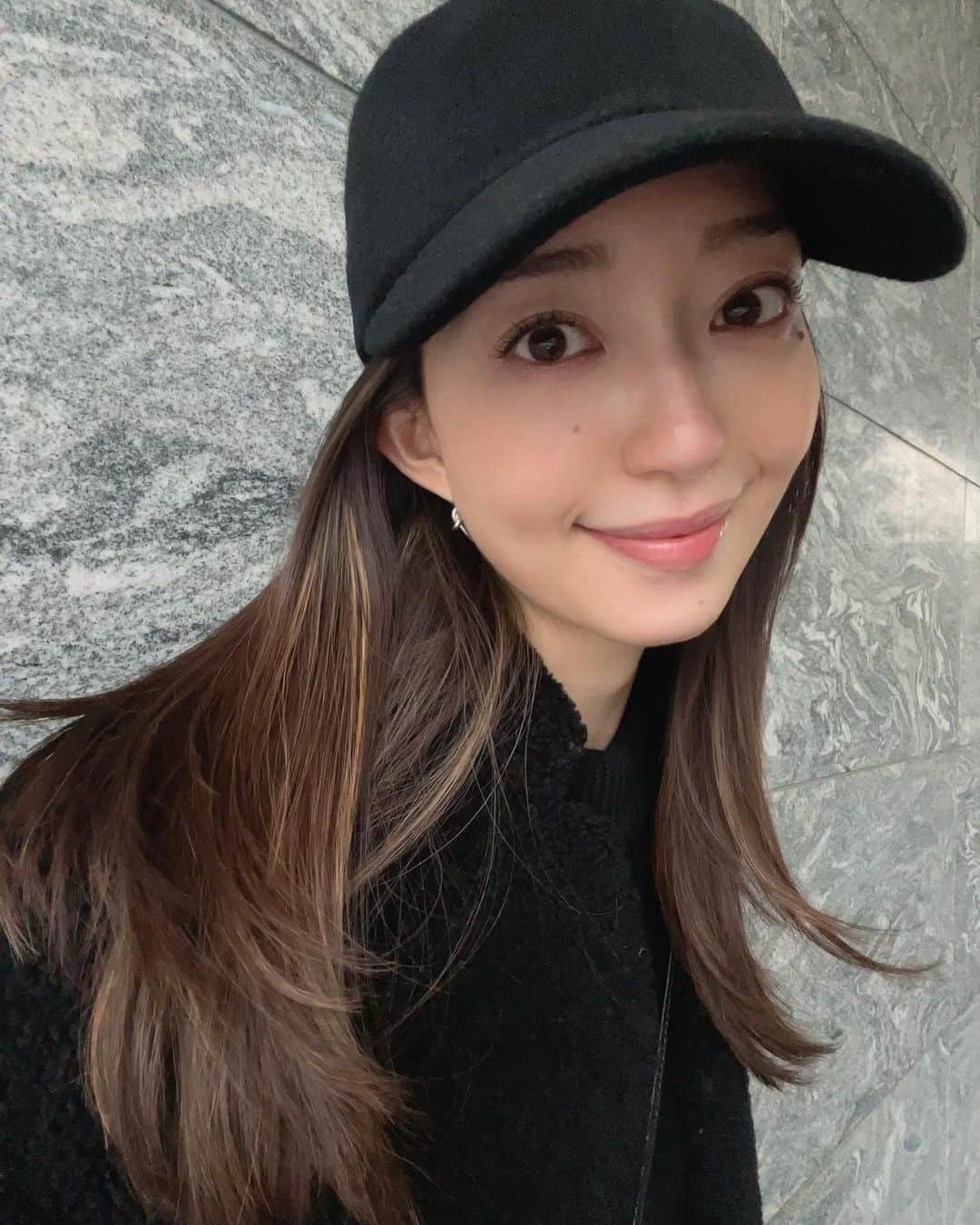 松島花さんのインスタグラム写真 - (松島花Instagram)「: こんにちは〜♡ #月曜の花 遅くなってしまいました。 写真を撮る時間がなかなか無くて 外で撮りました🤳🏻今日は寒い🥶‼︎ 12月お決まりのセリフですが... 今年1年は本当に早かった〜💦 もう1ヶ月もないなんて😳 普段は全く風邪引かないんですが、 年末に近づいてくると気が抜けてきて 風邪引くタイプなので😅気を引き締めて 行きたいと思います💪🏻皆さん⤴︎ 今週もがんばっていきましょう♡ : #goodmorning #monday #月曜の花  #今週もよろしくお願いします #気合いだ」12月6日 16時15分 - hana_matsushima_official