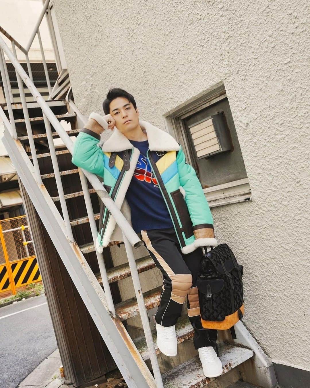 FISHBOYのインスタグラム：「👕👖👟👜 #CoachNY #CoachHoliday . すっかり寒くなりました。 最近はお会いする人と"良いお年を"と言葉を交わす度に『2021年の残りの時間で何ができるか』を考えてそわそわしてしまいます。  年越しは、自分を誉めて迎えられるようにラストスパート頑張ります！」