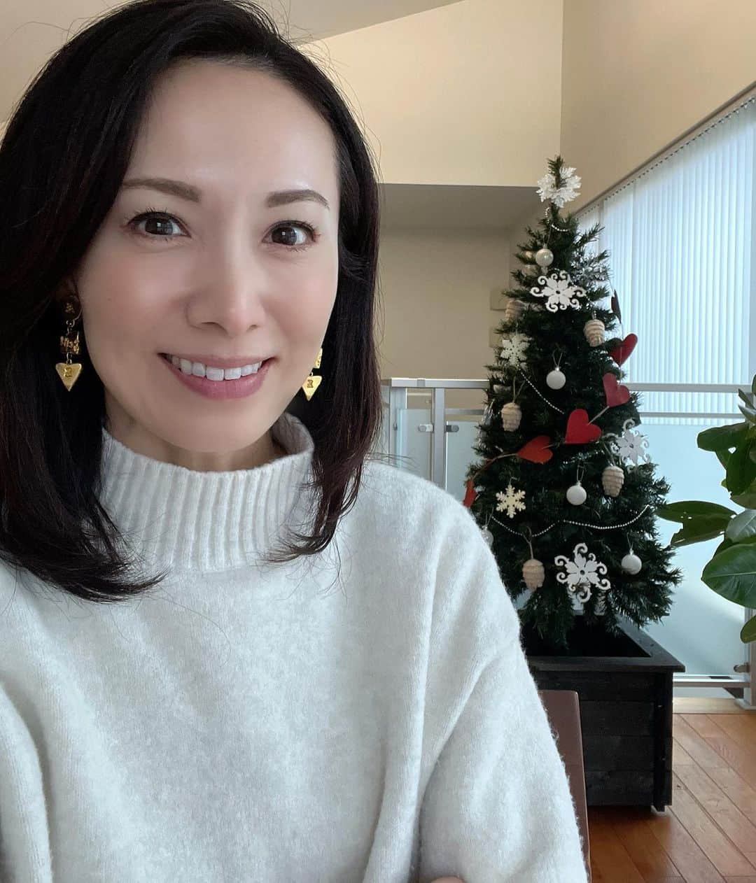 駒田奈美さんのインスタグラム写真 - (駒田奈美Instagram)「・ ・ ・ 『クリスマス』 ・ ・ クリスマスツリーとリースを飾りました🎄 ・ 先週末に出したかったけど… ・ ・ 我が家もクリスマスモードになりました ・ ・ ・ #駒田奈美#モデル#アラフィフ#美魔女#クリスマス#クリスマスツリー #クリスマスリース#リース#xmas #christmas」12月6日 17時00分 - nami.komada