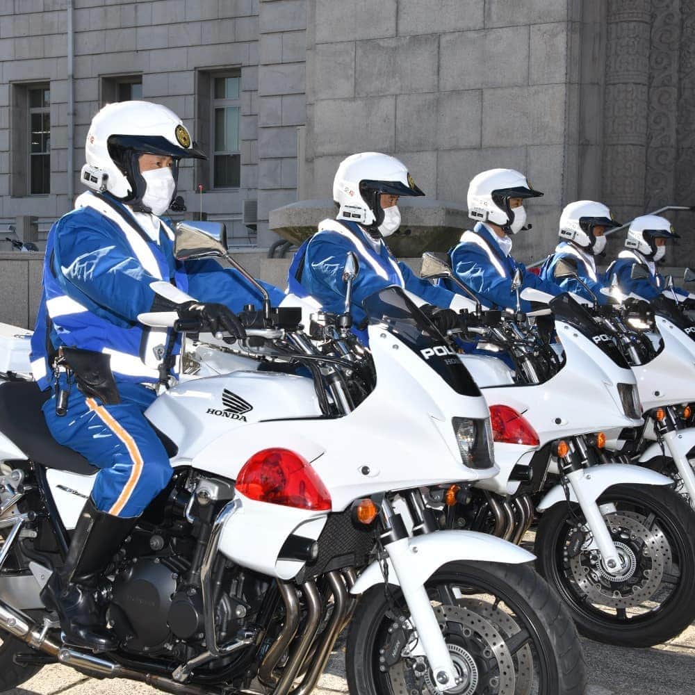 大阪府警察さんのインスタグラム写真 - (大阪府警察Instagram)「【白バイ出発式】 令和3年12月1日、大阪府庁正面玄関前において、「年末の交通事故防止運動」に伴う、白バイ隊の出発式を挙行しました。 白バイ隊は、これから年末にかけて増加する交通事故の防止に向けて警戒に従事します。  #大阪府警察公式 #大阪府警察 #大阪府警 #府警 #警察 #警察官 #おまわりさん #お巡りさん #ポリス #POLICE  #大阪府庁 #正面玄関 #大阪府知事 #吉村知事 #交通機動隊 #白バイ隊 #白バイ #出発式 #年末の交通事故防止運動 #交通事故防止 #敬礼 #警戒 #従事 #cb1300p」12月6日 17時13分 - fukei_koho