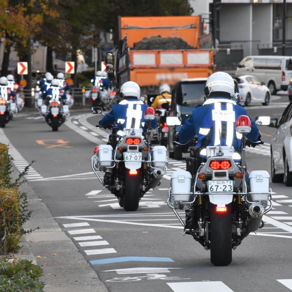 大阪府警察さんのインスタグラム写真 - (大阪府警察Instagram)「【白バイ出発式】 令和3年12月1日、大阪府庁正面玄関前において、「年末の交通事故防止運動」に伴う、白バイ隊の出発式を挙行しました。 白バイ隊は、これから年末にかけて増加する交通事故の防止に向けて警戒に従事します。  #大阪府警察公式 #大阪府警察 #大阪府警 #府警 #警察 #警察官 #おまわりさん #お巡りさん #ポリス #POLICE  #大阪府庁 #正面玄関 #大阪府知事 #吉村知事 #交通機動隊 #白バイ隊 #白バイ #出発式 #年末の交通事故防止運動 #交通事故防止 #敬礼 #警戒 #従事 #cb1300p」12月6日 17時13分 - fukei_koho