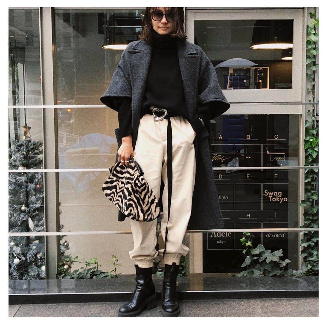 のインスタグラム：「モノトーンのコーデは小物やレイヤードでアクセントをつけるといい感じ🖤  outer: #maisonspecial  knit: #floml  pants,shoes: #zara belt: #sea bag: #avacation   #着回し #着回しコーデ #モノトーン #ハート #ニット」