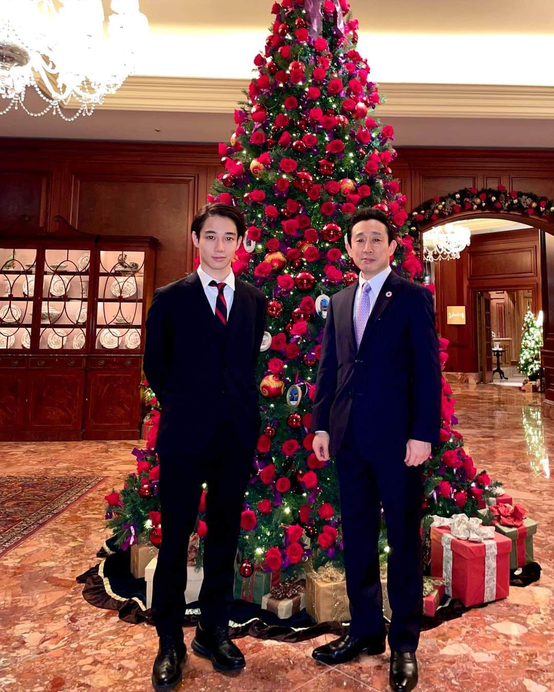 片岡千之助のインスタグラム：「先日、父と大阪で。  クリスマス🌲」