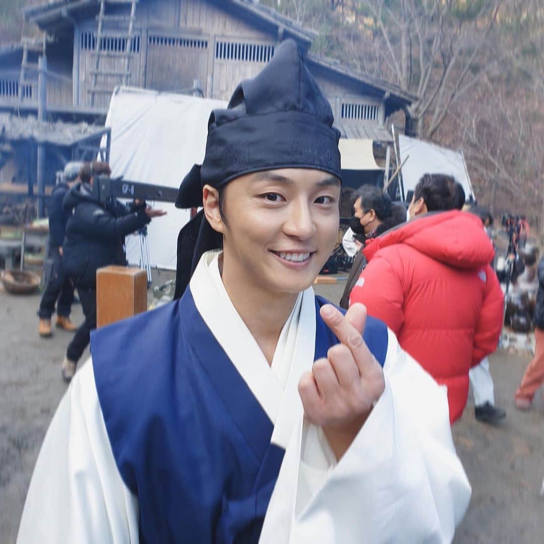 ユン・シユンのインスタグラム：「영화 🎬<탄생> 첫 촬영 시작했습니다!   추운 겨울, 여러분도 감기 조심하세요!」