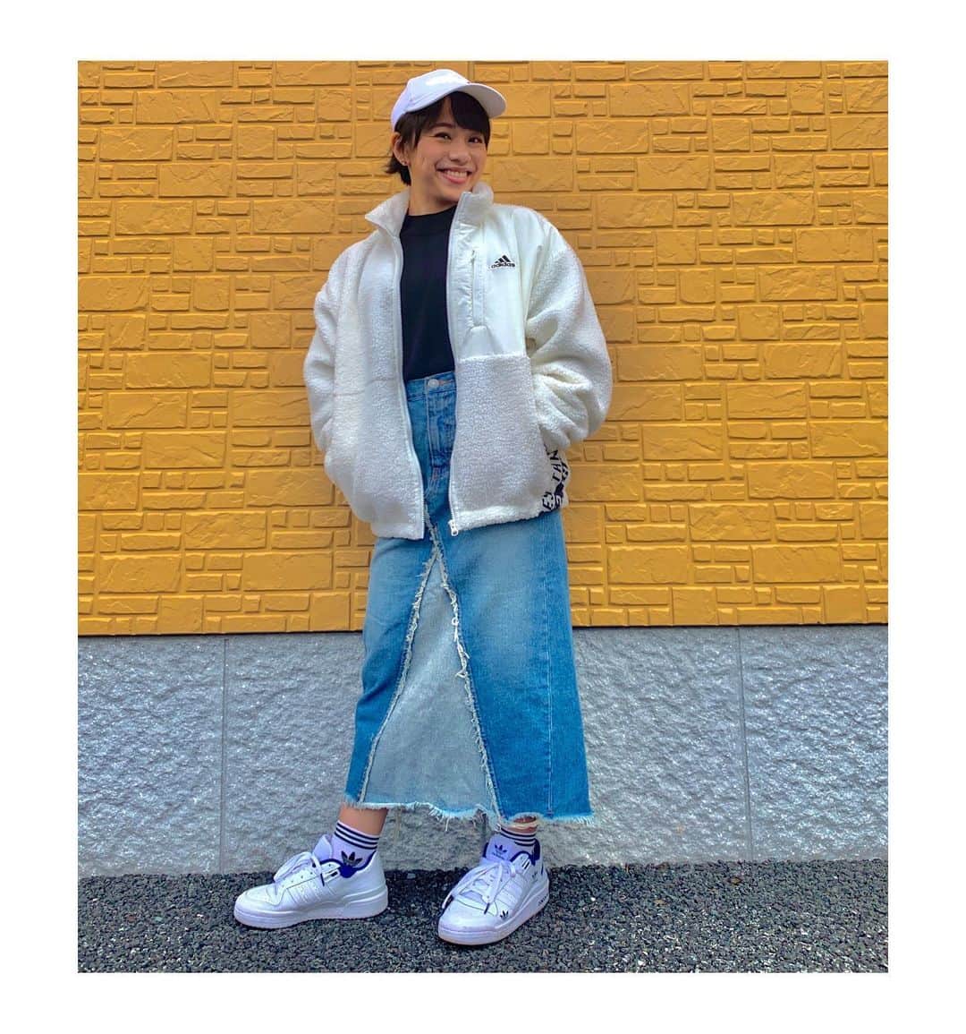 村上茉愛のインスタグラム：「.  adidasコーデ🧥 寒くなってきたので暖かくしてくださいね🥰  @adidastokyo  @adidas  @adidasoriginals   #adidas #adidastokyo  #forumlow #boajacket」
