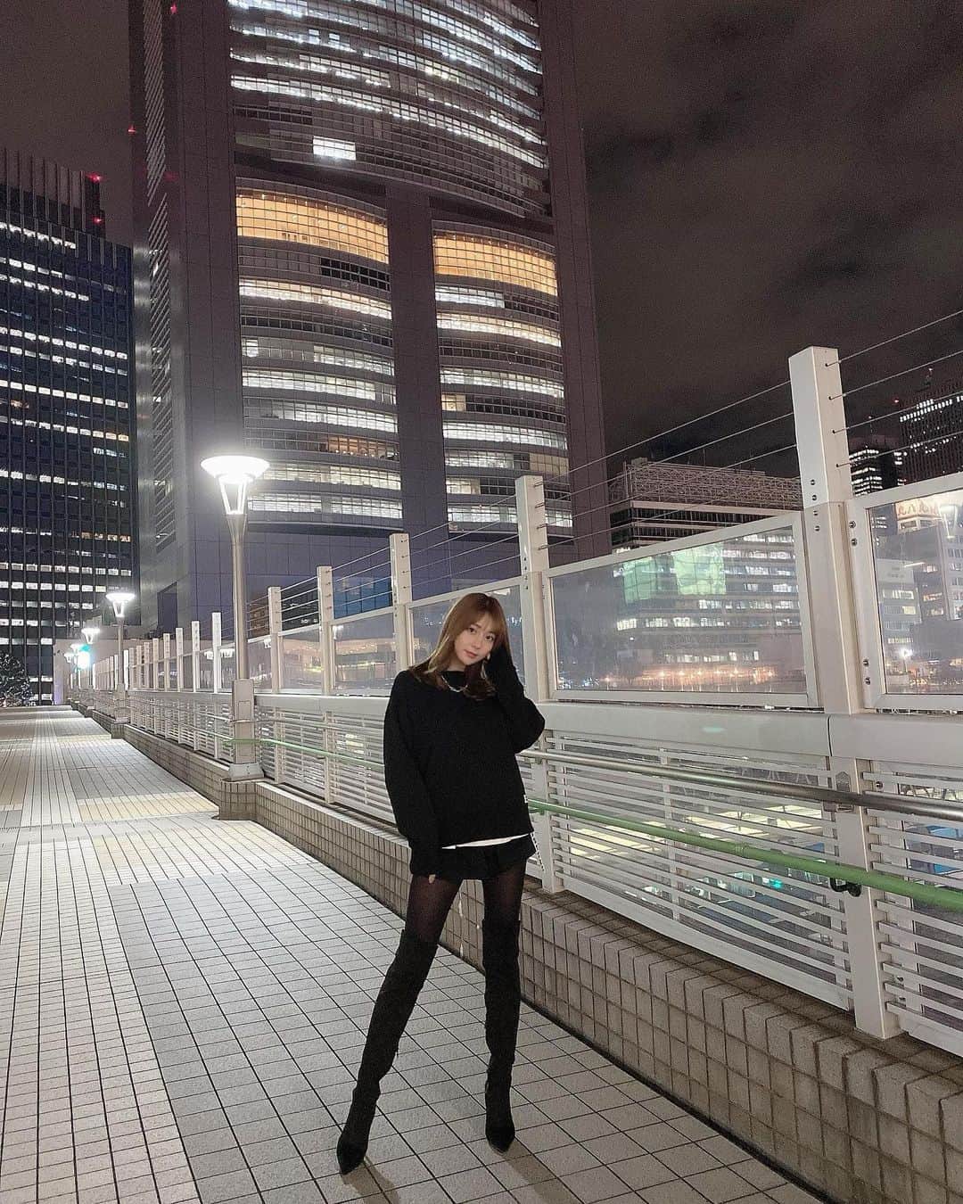 堀尾実咲さんのインスタグラム写真 - (堀尾実咲Instagram)「小松彩夏さん( @official_ayaka_502 ) プロデュースのブランド @502easy 着たよー🖤🤍  池袋PARCOのポップアップで ゲットしたやつ✨🥺 可愛すぎる✨🥺  わたしが着てるおんなじやつは もう売り切れちゃってるんだけど 他のお洋服もめちゃくちゃ可愛いからチェックしてみてね🥰  どのお洋服も男女問わず着られるデザインだよん💓  #fashion #cordinate #502easy #502easyコーデ #レイヤードコーデ」12月6日 18時00分 - misaki.horio